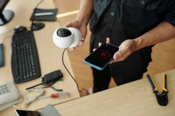 How to Use Your Smartphone for Real-Time Monitoring of Aquatic Ecosystems?